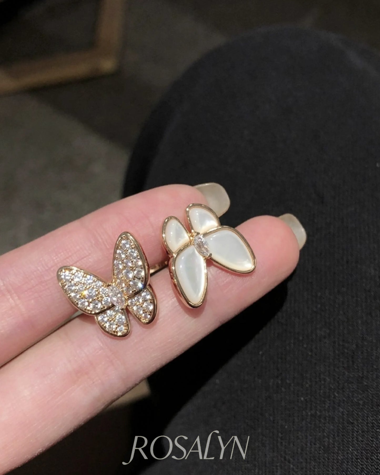 BUTTERFLY RING BETWEEN FINGERS