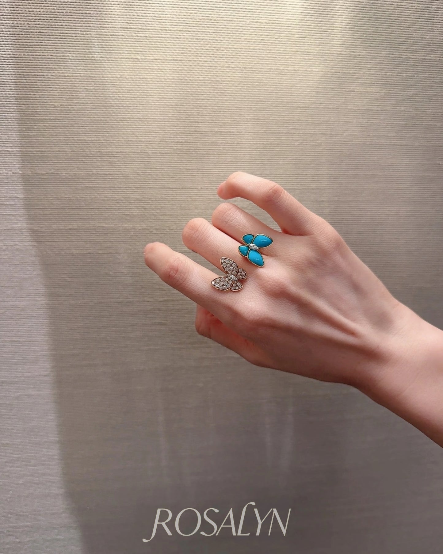 BUTTERFLY RING BETWEEN FINGERS