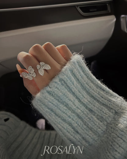BUTTERFLY RING BETWEEN FINGERS