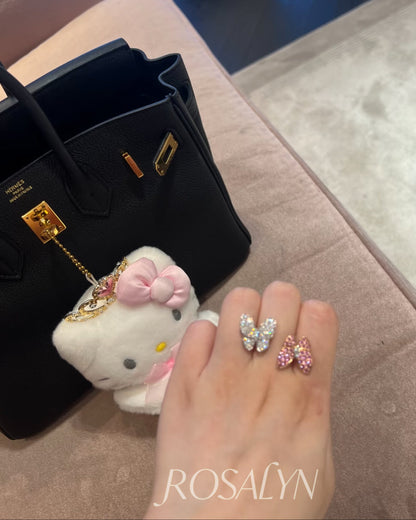 BUTTERFLY RING BETWEEN FINGERS