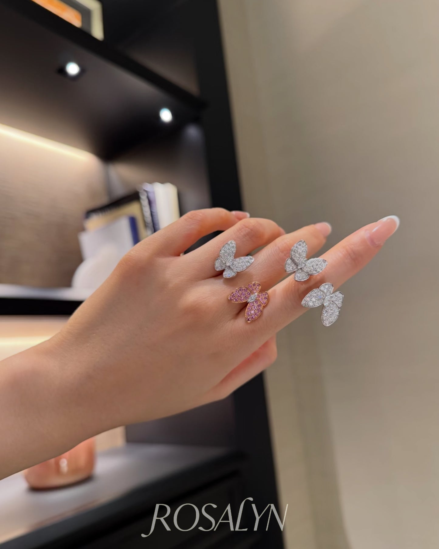 BUTTERFLY RING BETWEEN FINGERS