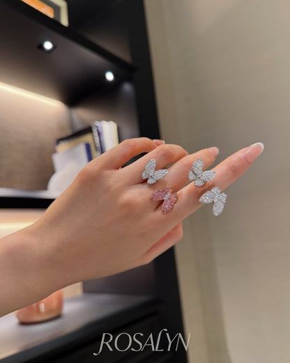 BUTTERFLY RING BETWEEN FINGERS