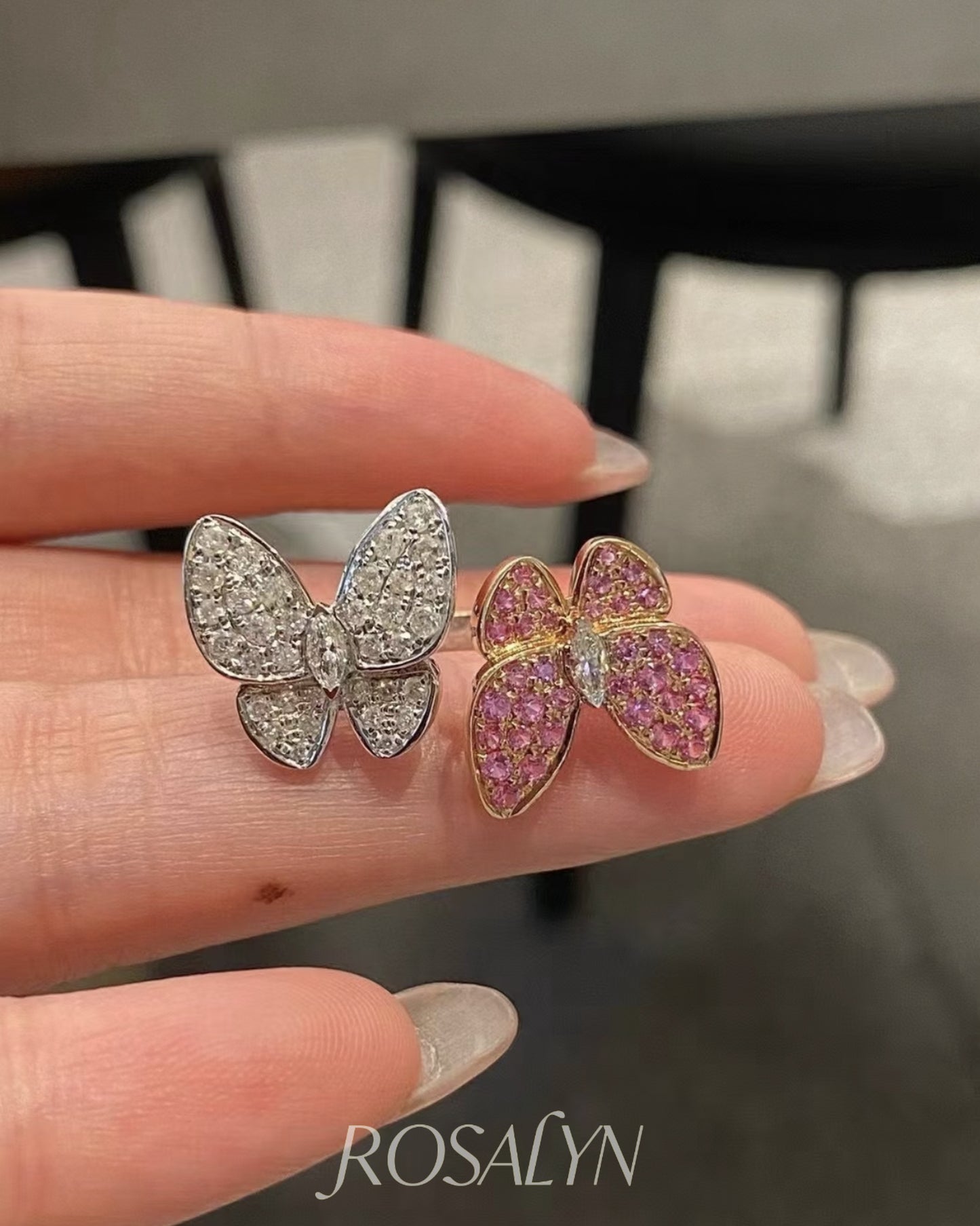 BUTTERFLY RING BETWEEN FINGERS