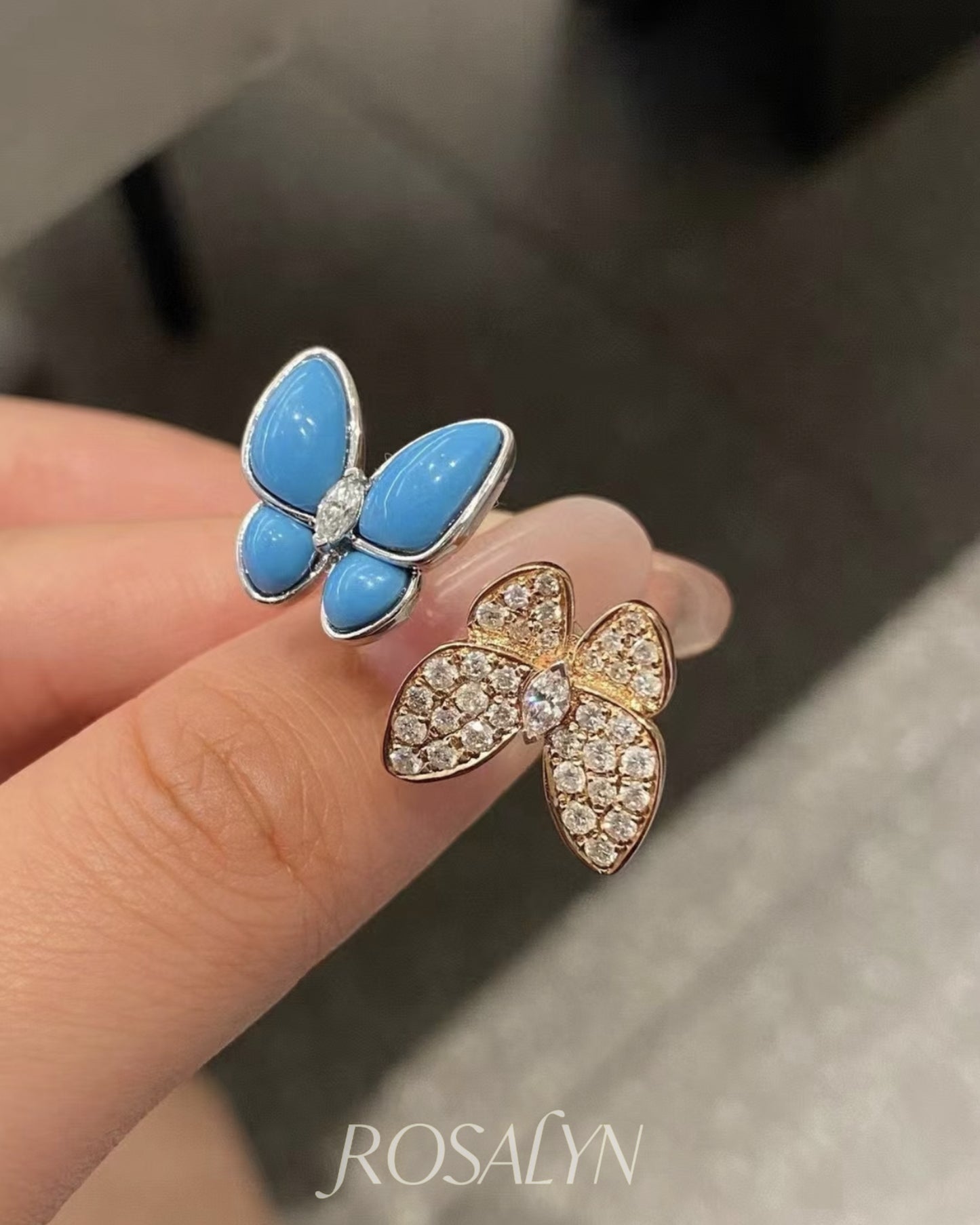 BUTTERFLY RING BETWEEN FINGERS