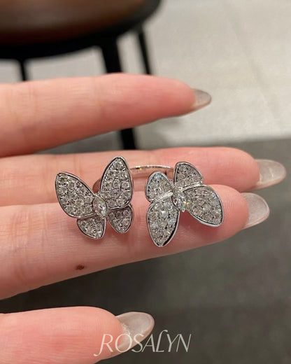 BUTTERFLY RING BETWEEN FINGERS