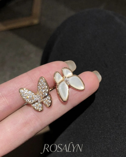 BUTTERFLY RING BETWEEN FINGERS