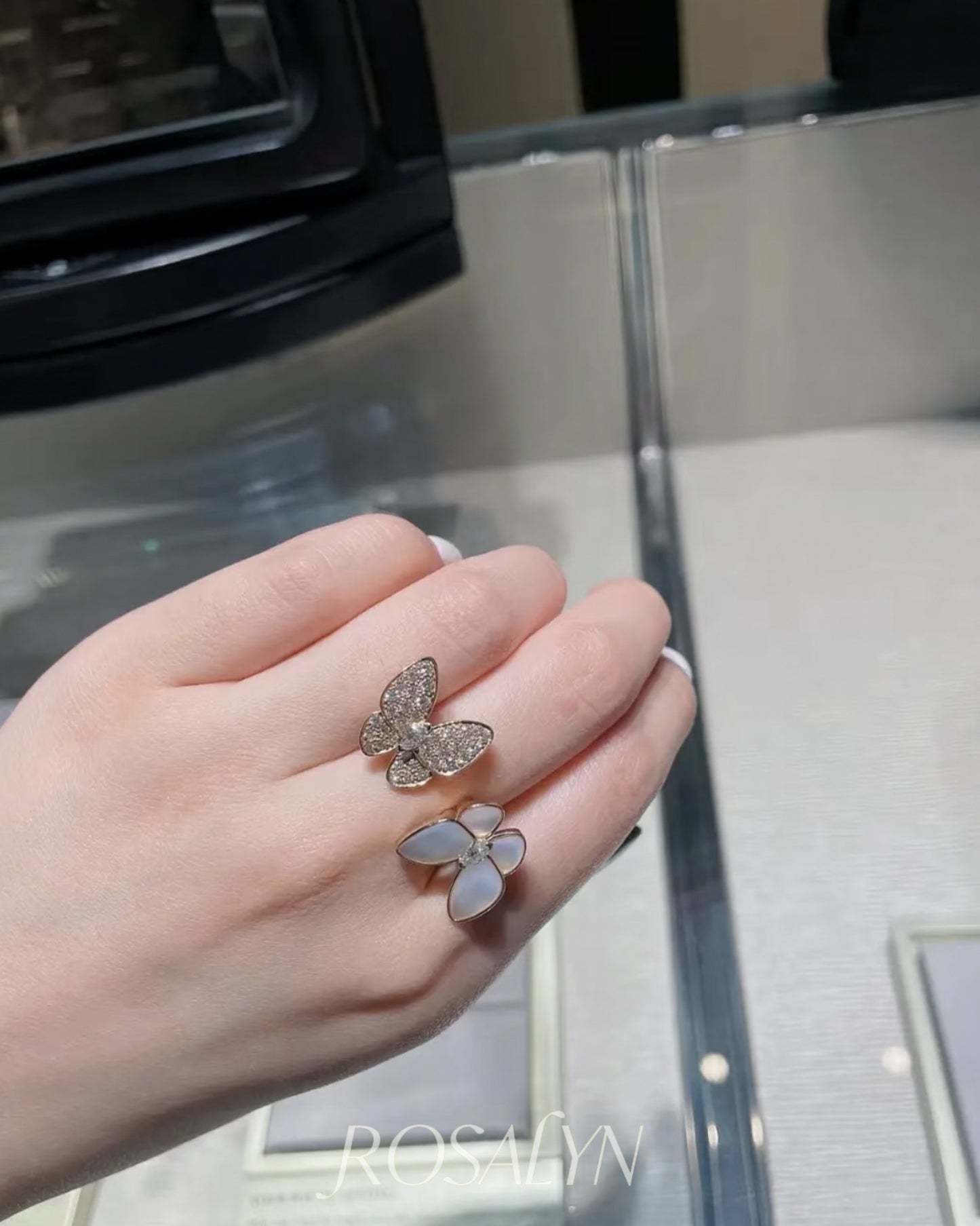 BUTTERFLY RING BETWEEN FINGERS