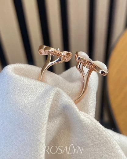 BUTTERFLY RING BETWEEN FINGERS