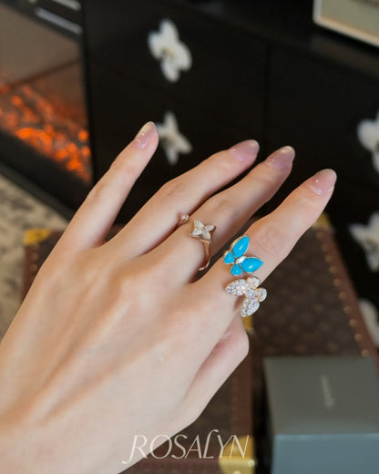 BUTTERFLY RING BETWEEN FINGERS