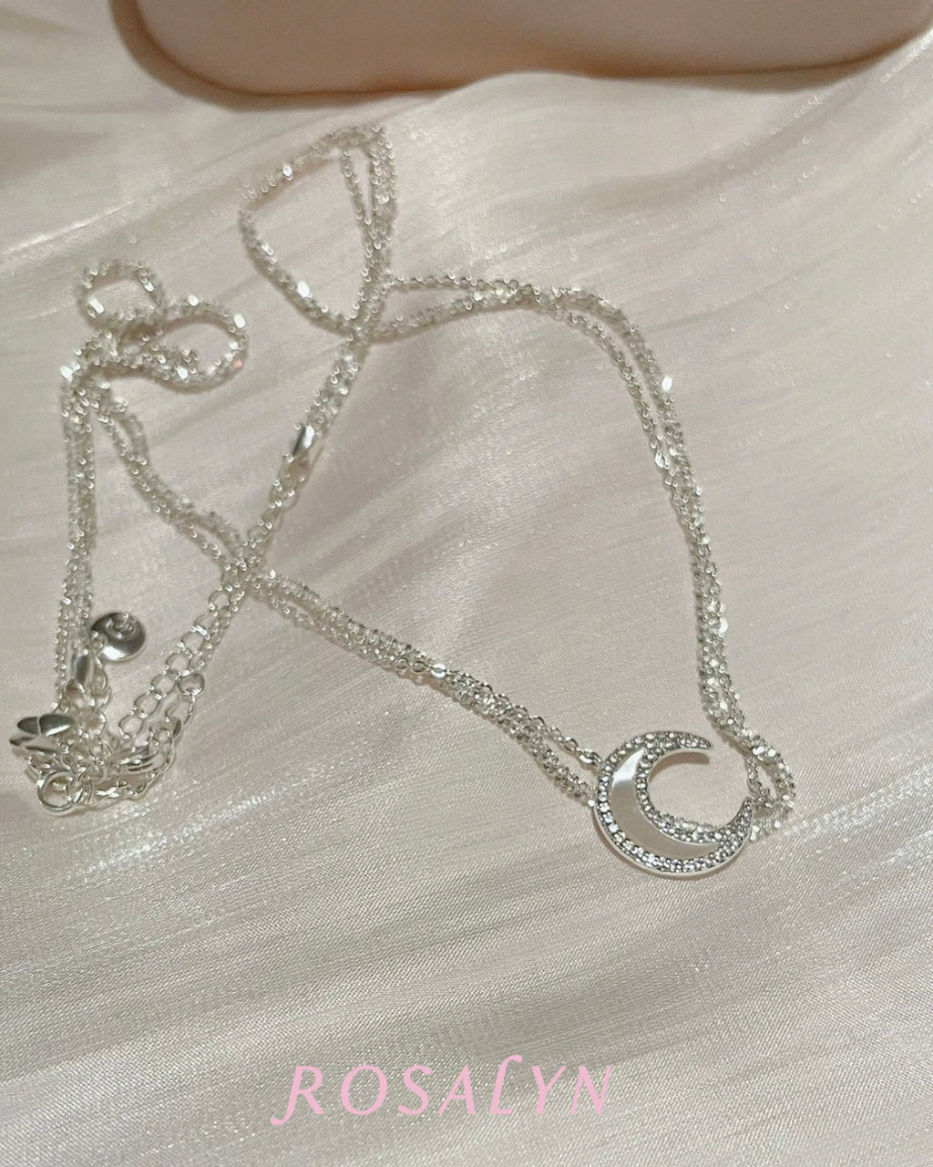 壊れたシルバーのムーンネックレス