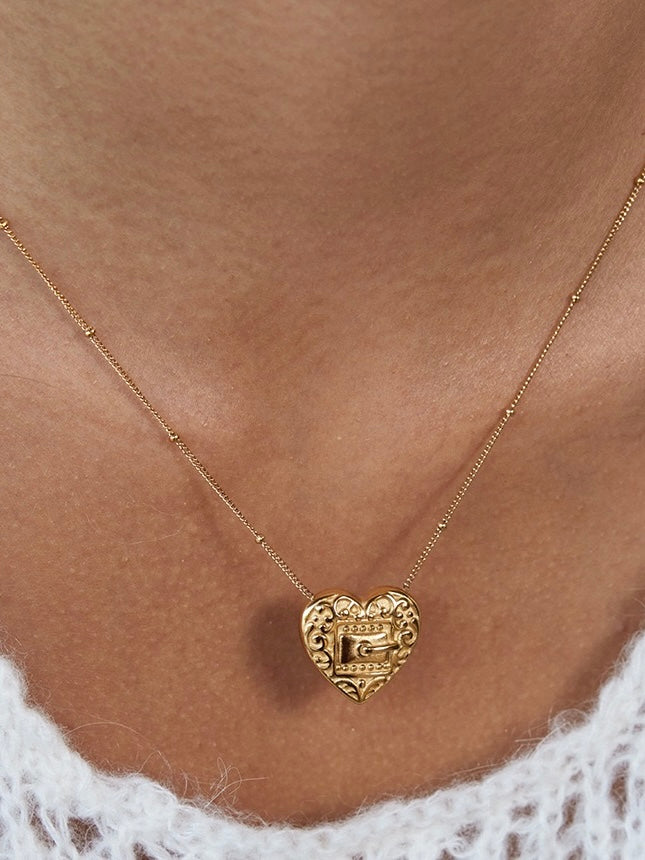 LOVE BUTTON NECKLACE