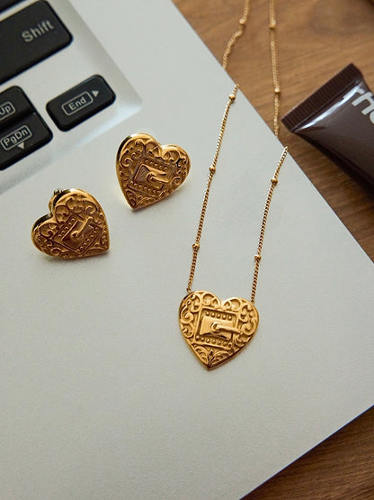LOVE BUTTON NECKLACE