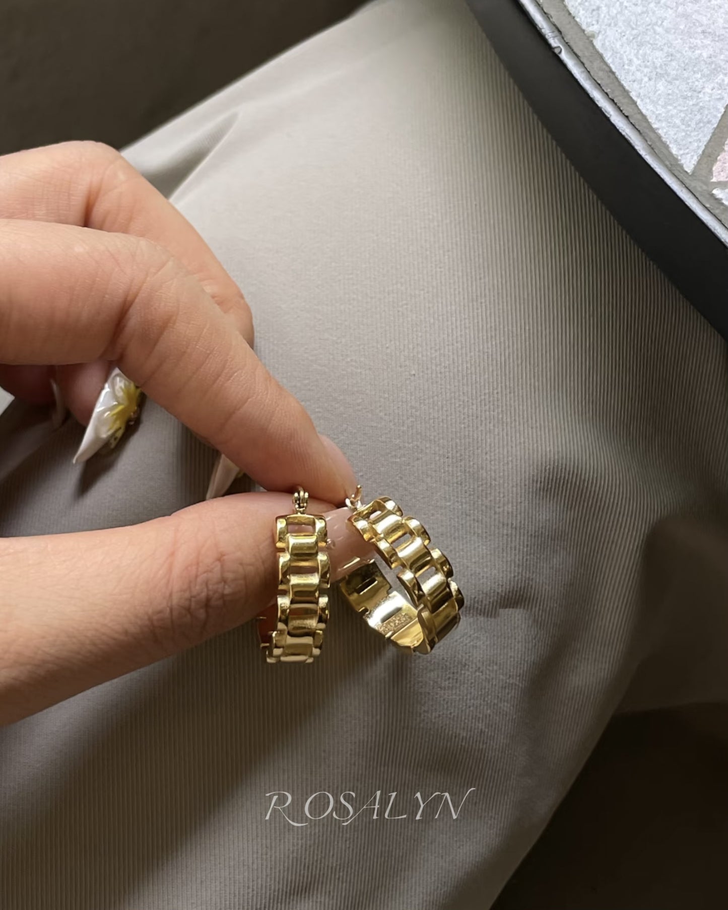 EARRINGS WITH STRAPS