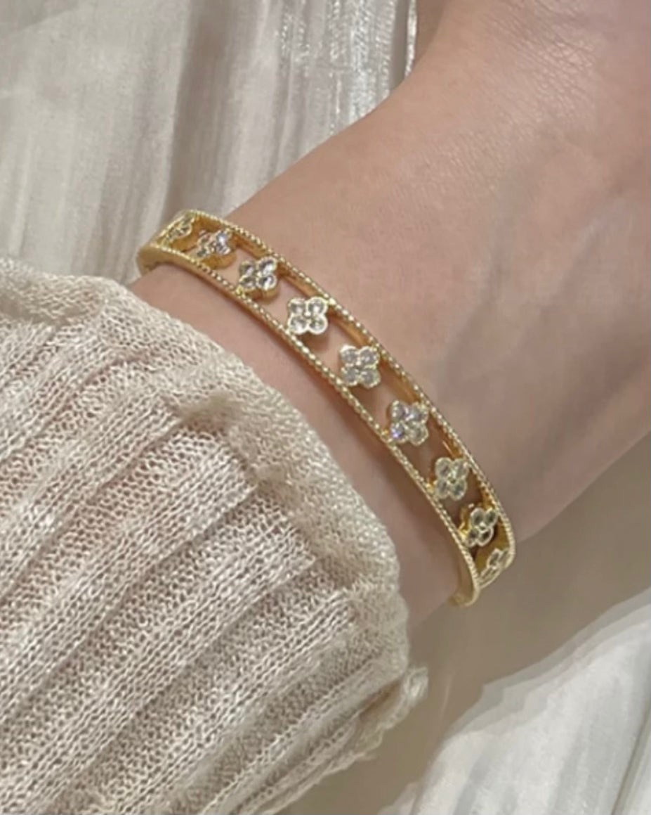 BRACELET ÉTOILE À TRÈFLE À QUATRE FEUILLES